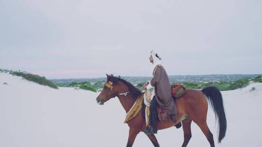 阿拉伯商人在雪地里骑马