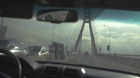 驾驶汽车行驶在尼日利亚公路桥上