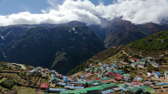 喜马拉雅山一侧彩色村庄的时间流逝