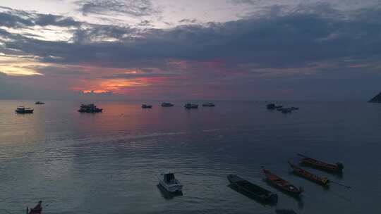 海滩在日落与船