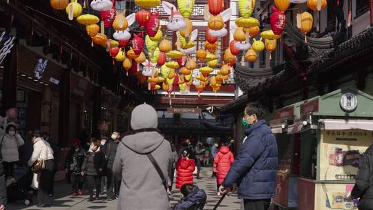 兔年春节过年景区兔子灯笼下人潮拥挤