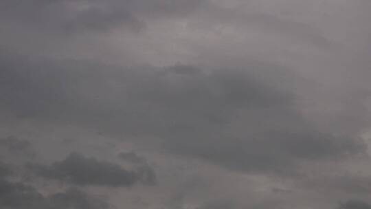 缓慢移动的穆迪在天空中聚集暴风雨云。锁定视频素材模板下载
