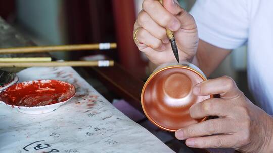 陶艺大师在瓷胚上艺术绘画