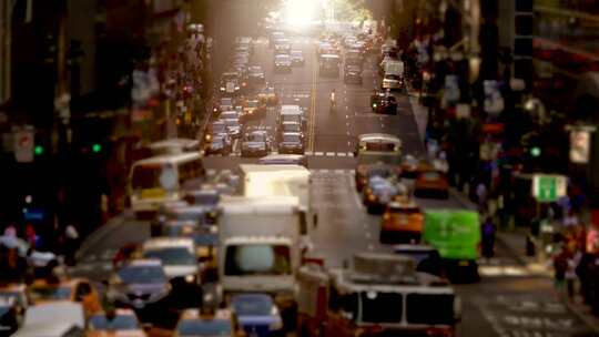 城市车流快速移动的夜晚交通