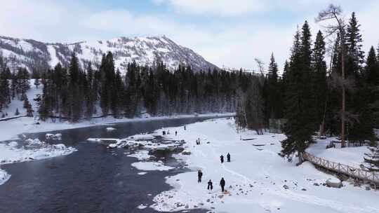 冬季喀纳斯河流晨雾雪山森林冰河观鱼台雪景