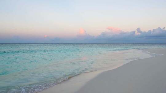 马尔代夫傍晚白色沙滩与海浪