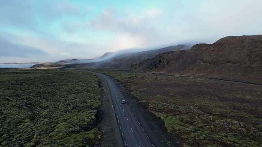 无人机拍摄的冰岛冬季苔藓地上行驶的汽车4