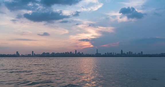 东湖日落城市天际线在水面上的美丽倒影