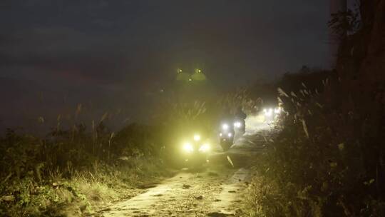 夜晚摩托车骑行在山路上