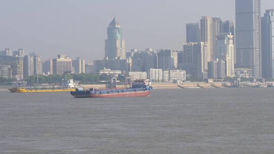 武汉江滩地拍长江江面高楼大厦货船视频素材模板下载