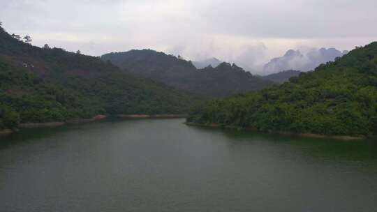 航拍早晨湖面山水自然风景