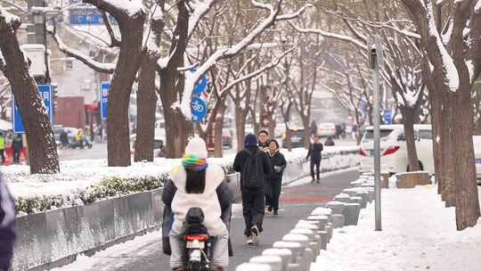 中式建筑屋檐红灯笼雪景