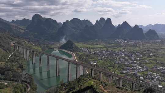 广西喀斯特地貌高铁动车