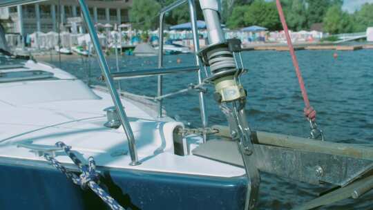 在海岸摇曳的小船