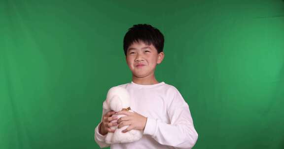 帅气的中国小男孩扔出毛绒玩具唯美慢镜头