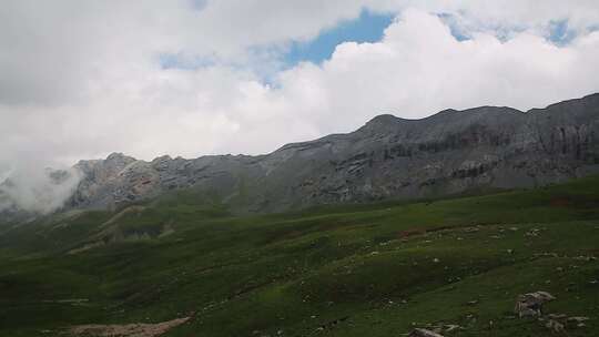 扎尕那草原云雾山峰