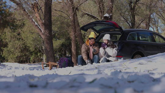 幸福情侣坐在雪地里