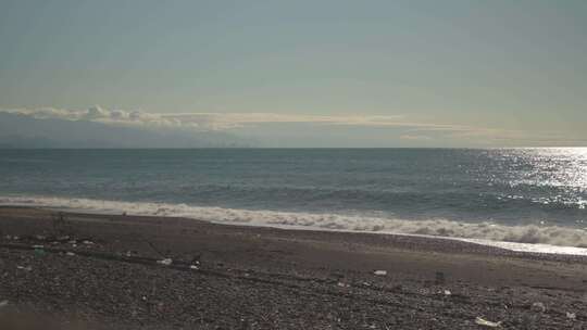 空旷海滩上的惊涛骇浪