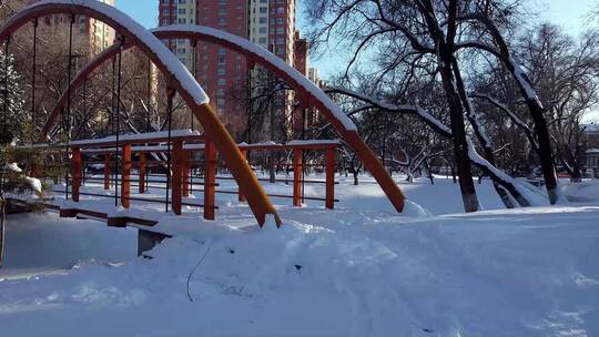 冬天公园老树小河雪景