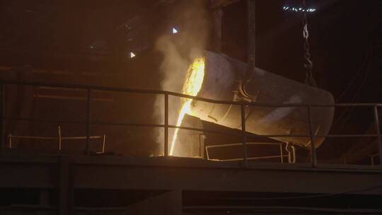钢铁厂炼钢钢水视频素材模板下载