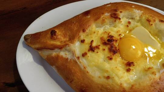 早餐里有一个打开的面包和一个鸡蛋
