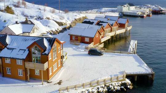 4K冬日风景雪景雪山湖面云彩海面房屋