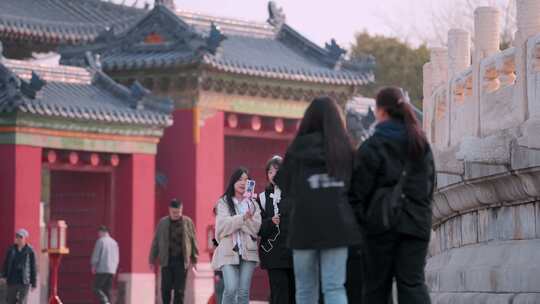 北京市天坛公园游客拍照的游客