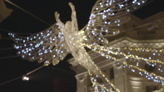 伦敦英国摄政街商店的天使圣诞灯装饰夜景特写
