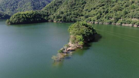 航拍太湖源景区，水库中央孤独的小岛