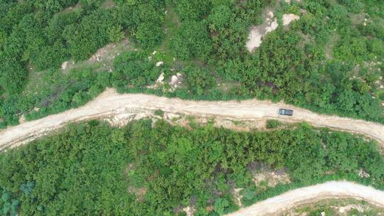 航拍越野车行驶在山路上