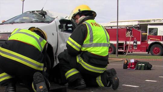 消防员练习应对车祸事故