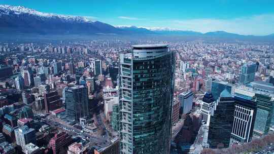 智利圣地亚哥。智利首都市中心的城市景观。