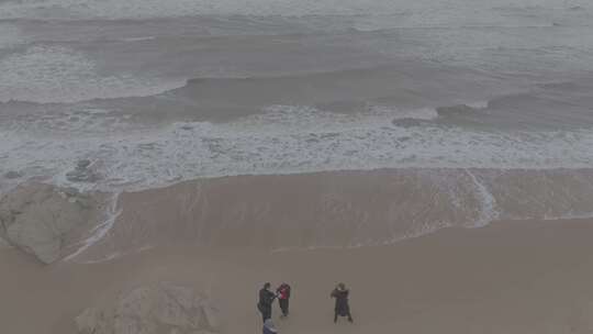 航拍威海国际海水浴场火炬八街冬季雪景海滩