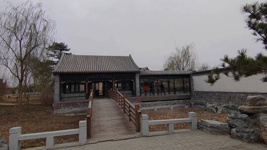 中国古风建筑，小桥，松树，奇石
