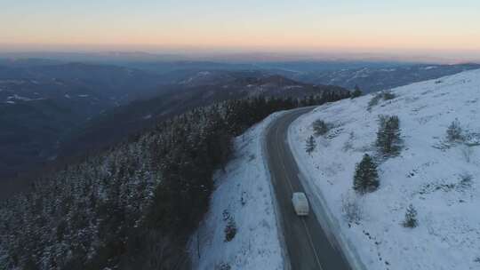 航拍冬日里山路行驶的汽车自然风光风景
