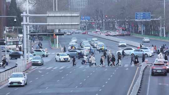 人行横道斑马线路口人流城市生活脚步夜景