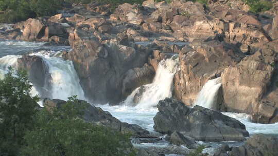 山间流水岩石