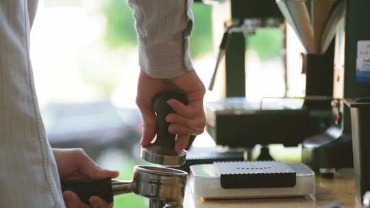 咖啡店制作咖啡咖啡压粉过程特写