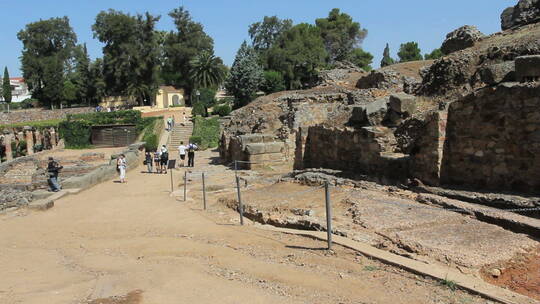 游客在罗马遗址游玩视频素材模板下载