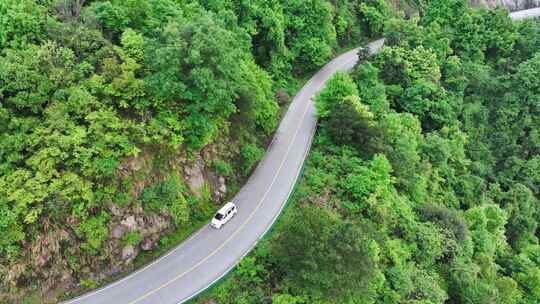 小汽车山路行驶