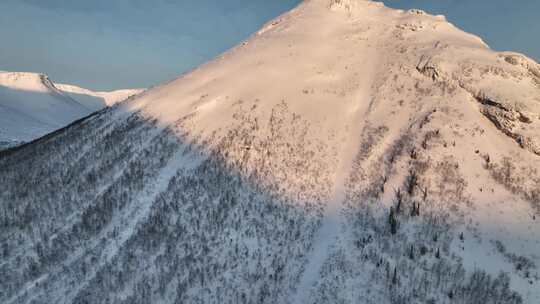 白雪覆盖的山脉的无人机镜头