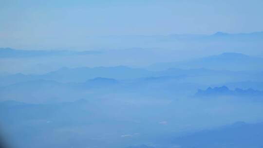 飞机窗外云雾中重峦叠嶂的山峦视频素材模板下载