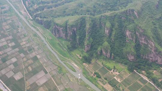 航拍大山稻田