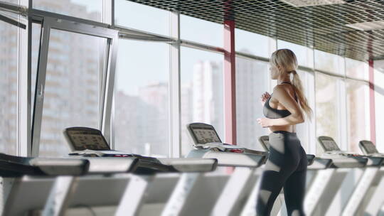 跑步 奔跑 跑 运动 男女人 锻炼 运动视频素材模板下载