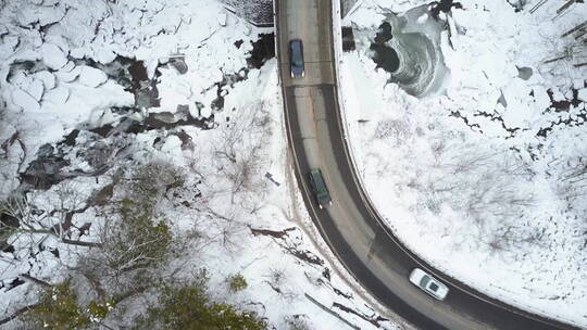 空中视角直视高速公路上行驶的汽车