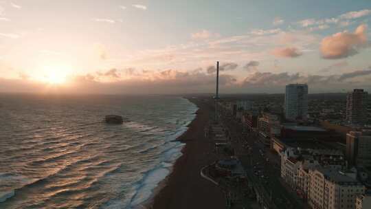 英国航空公司I360在布莱顿与游客一起观看塔吊舱的神奇日落航空视频