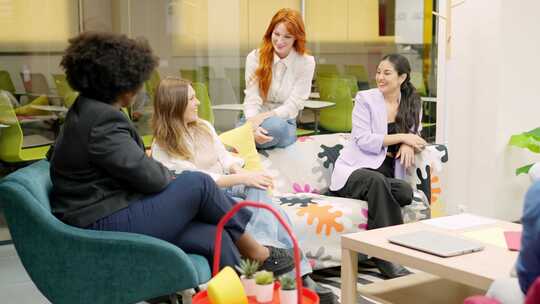 在共享工作中，女性在休息时间轻松交谈