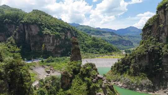 峡谷河流