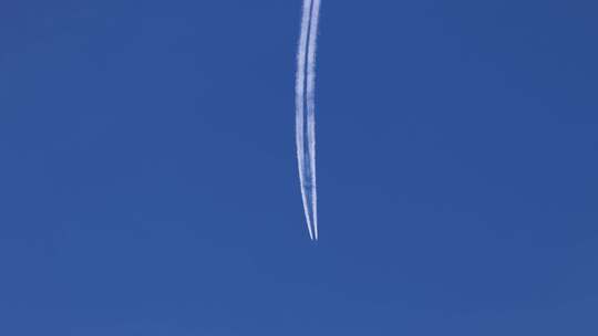 飞机划过天空尾迹云