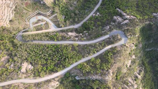 航拍俯瞰夏季威海里口山佛顶的盘山公路